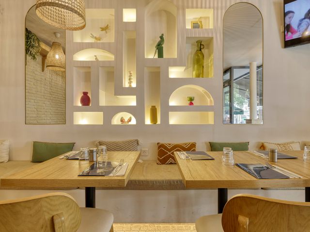 Upstairs Bistro Paris 