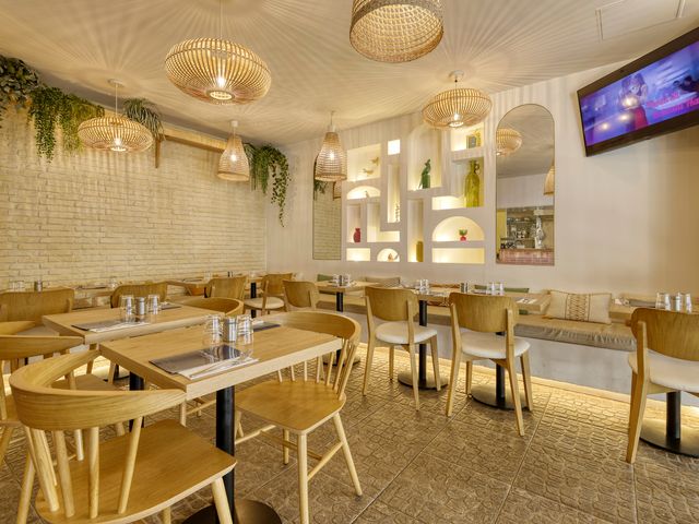 Upstairs Bistro Paris 